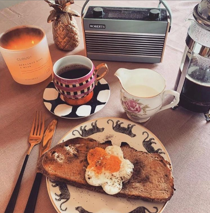 Struggling to get back into it after the weekend? A warm cosy breakfast is sure to get things off to the right start 💕

📸 @hayleyinthepalace