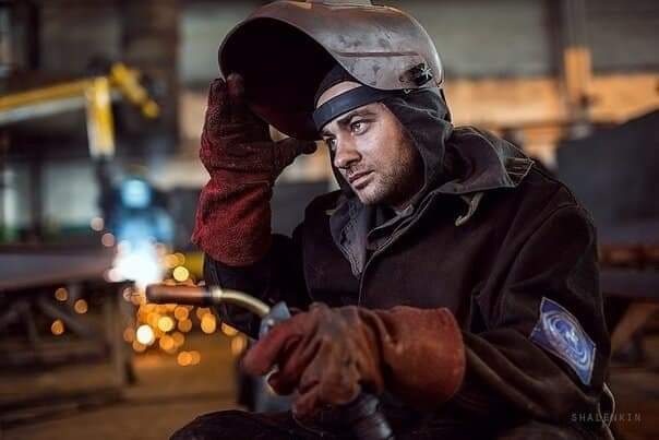 Почему мало показывают людей труда? У нас в России больше показывают  тик токеров и блогеров стендаперов и прочую шушеру.Где люди труда?