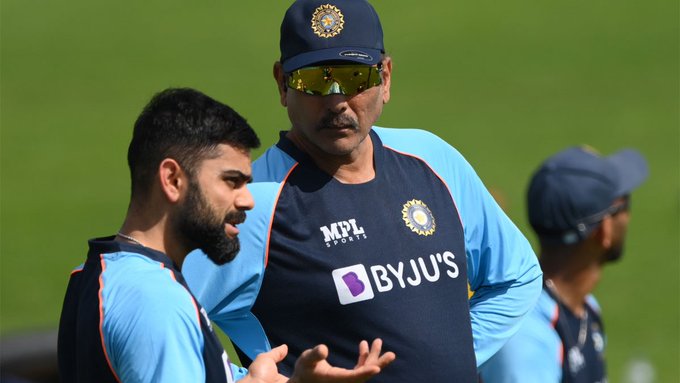 Ind vs Eng: Ravi Shastri discussing with Indian skipper Virat Kohli. Twitter.