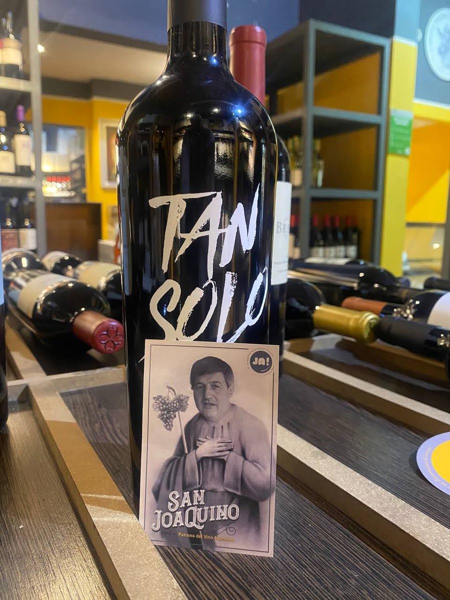 LoDeJoaquin's tweet photo. "Quizá no sea el vino..." 🎼 Peró cómo que no @ciroylospersas 👏 Claro que es el vino, y que Tinto te mandaste junto al Mono @andresvignoni 

Tan Solo tiene su segunda cosecha, la 2020, un Blend 90% Malbec y 10% Cabernet Franc que ya está disponible en JA, claro. https://t.co/yvGra7LdFZ