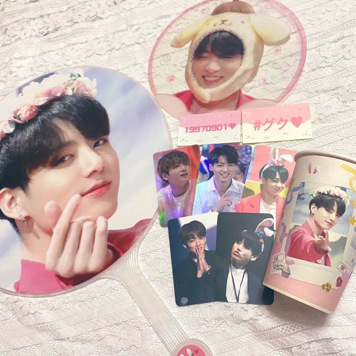 <a href="/JKing_1997/">JUST KEEP GOING 🥰</a> 님<a href="/JKing_1997_JP/">JUST KEEP GOING JP</a> 様のカプホとうちわセットもお迎えしました🥰ピンク仕様のグクが可愛くて可愛くて🤦🏻‍♀️💜マスキングテープとステッカーも欲しかったけど行った時にはもう既に売り切れ🥲残念、、、
でもほんとに可愛くてずっと見てると癒される☺️
素敵なグクをありがとうございました🙇‍♀️