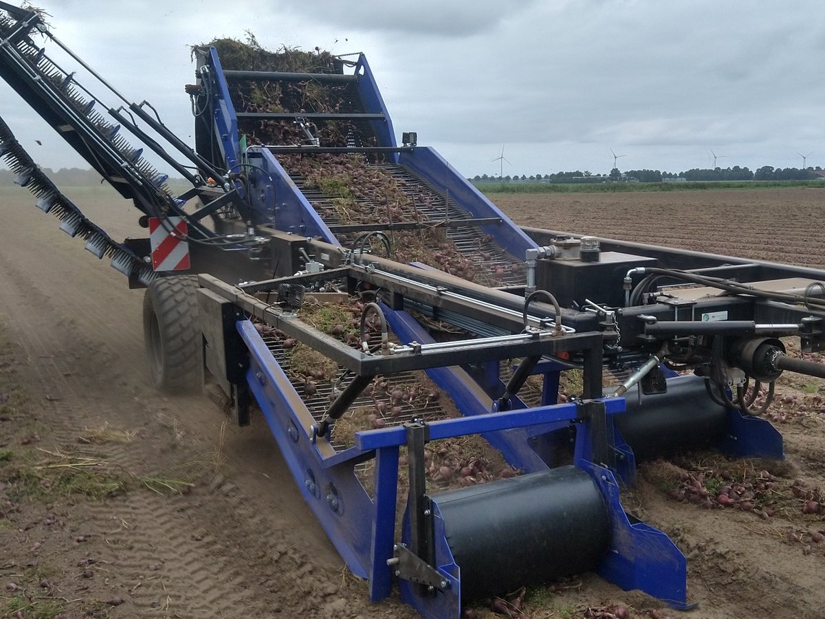 SUTechniek's tweet image. Dubbele zwaden laden met een enkelzwad uienlader! 

Om de hoge capaciteit van onze standaard laders beter te benutten kunnen we nu een extra module leveren om een extra zwad te laden. Dit is op elke (bestaande) SU-Tech lader op te bouwen.