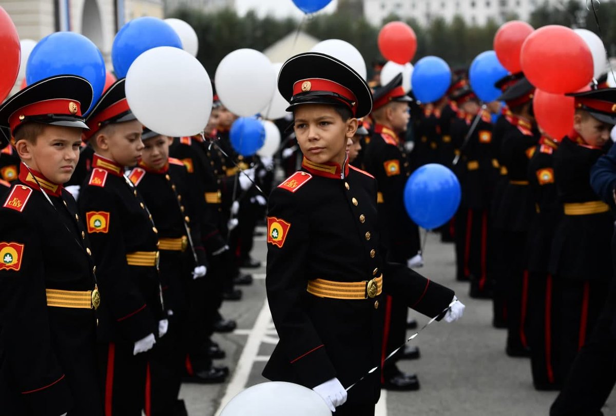 Russia's tweet image. 🔔 #KnowledgeDay is celebrated in Russia on September 1. It marks the start of the new school year.

🏫 This year all schools opened doors with students present in-person - all 17 million of them!

🎓 Krasnodar in the spotlight: 840 first-graders rang their #FirstBell there!