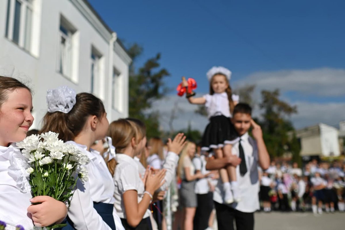 Russia's tweet image. 🔔 #KnowledgeDay is celebrated in Russia on September 1. It marks the start of the new school year.

🏫 This year all schools opened doors with students present in-person - all 17 million of them!

🎓 Krasnodar in the spotlight: 840 first-graders rang their #FirstBell there!