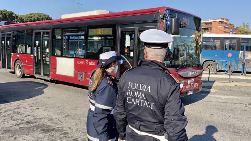iltabloid's tweet image. Roma, si rifiuta di indossare la mascherina a bordo dell’autobus, fermato dalla Polizia Locale ow.ly/GaXm102Vjox