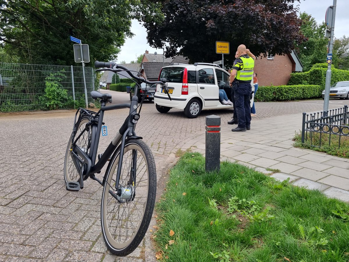 Aanrijding tussen fietser en automobilist nabij de grens in Dinxperlo, fietser met onbekend letsel naar ziekenhuis