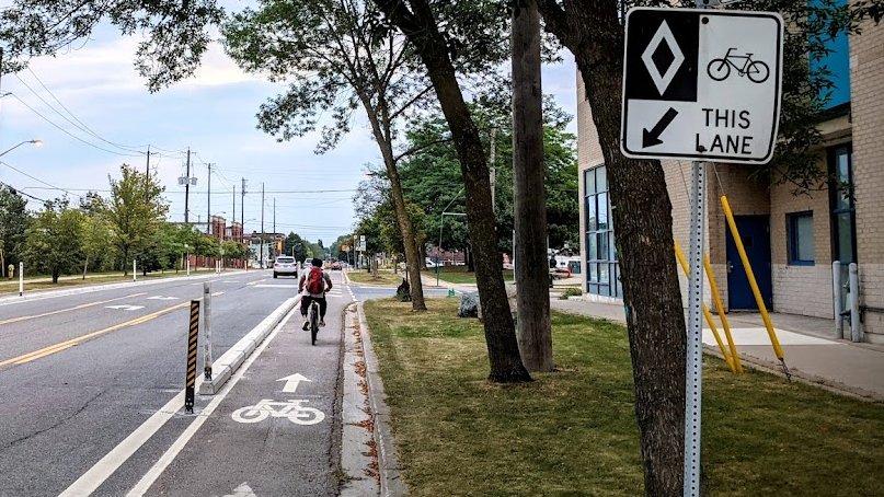 TO_Cycling_Ped's tweet photo. What's new on Birmingham St btwn Kipling Ave &amp; Dwight Ave? Bike lanes have been upgraded to cycle tracks with curbs, bollards &amp; a painted buffer. Cycle tracks provide physical separation btwn people driving/parking &amp; cycling, &amp; have shown to create safer streets for all users. https://t.co/e7wbZ6HEfy