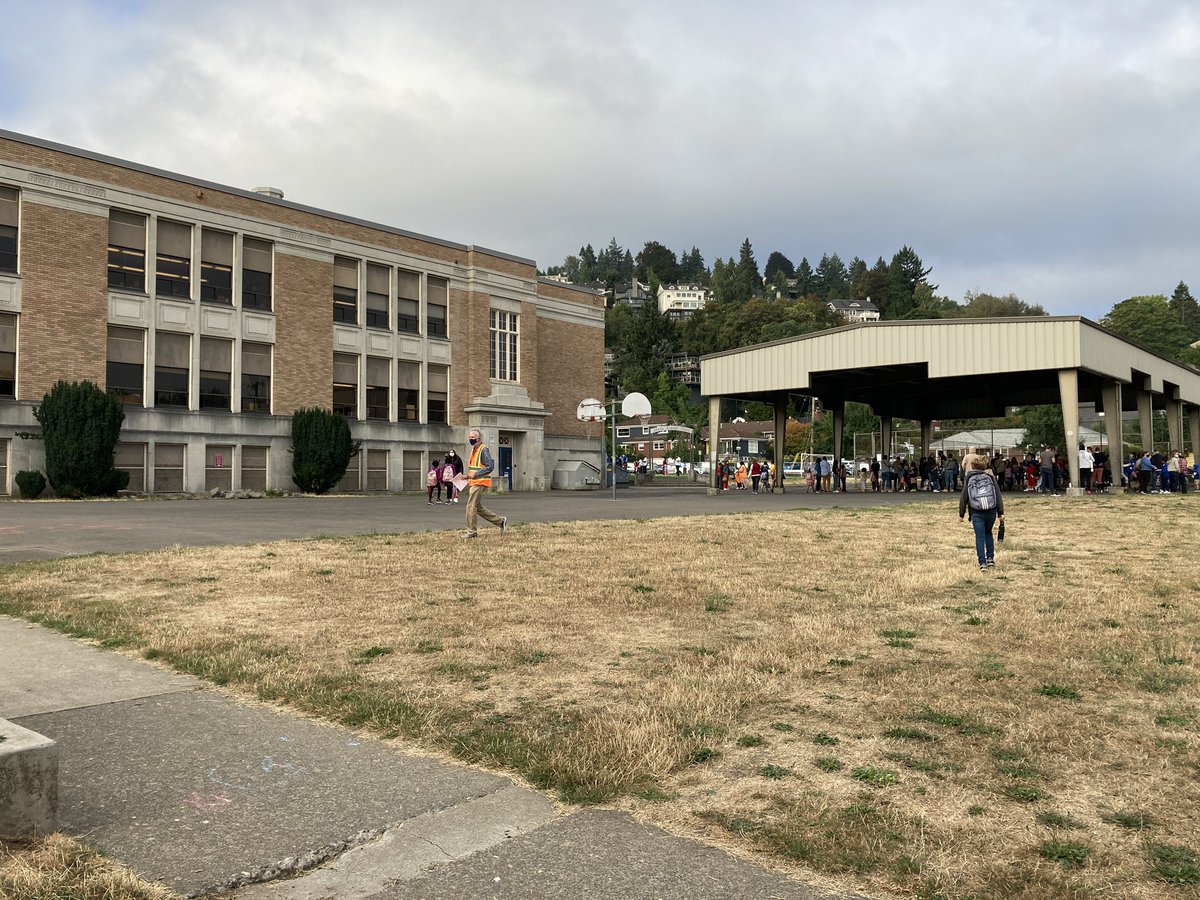 NikkiTorresTV's tweet image. We’re covering the first day of school at Chapman Elementary this morning, and a little girl just walked passed us with a clear unicorn backpack on. 🦄 

Inside her bag, you could see the biggest tub of Lysol wipes. Her mama was prepared! #GoMom #FDOS