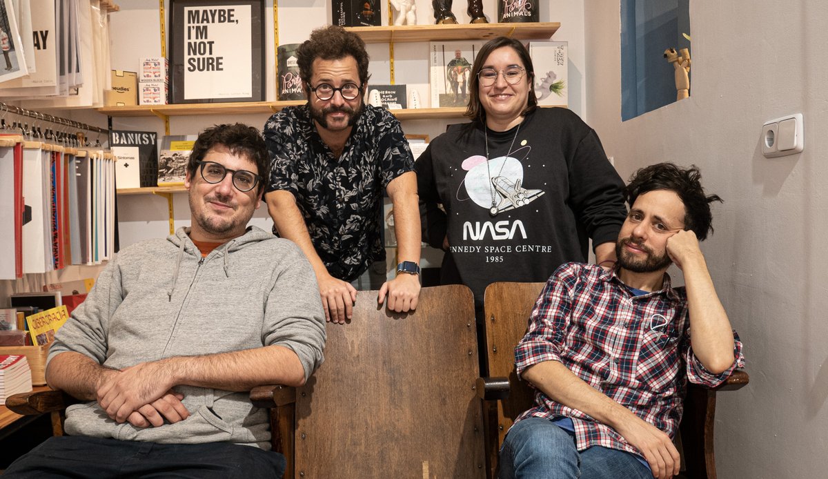 🎂¡Hoy hace un año que nacimos! Más de 1000 alumnos y 20 cursos después, aquí seguimos, enseñando comedia online allende las redes. Si os gusta lo que hacemos, ayudadnos con un RT para que nos conozca más gente :) lallamaschool.com