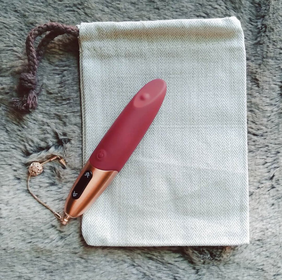 viotec_usa's tweet photo. Storage is a cinch with all Viotec vibrators! Each item comes with a sturdy, soft cinch bag for easy, safe, discreet storage.
📷: @NikkiNWrites https://t.co/KVEfykLtRR