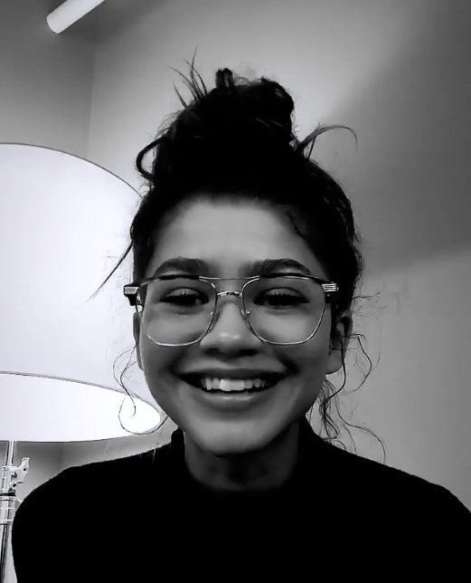 zendayaxphoria's tweet image. zendaya sorrindo para aquecer o coração; a thread.