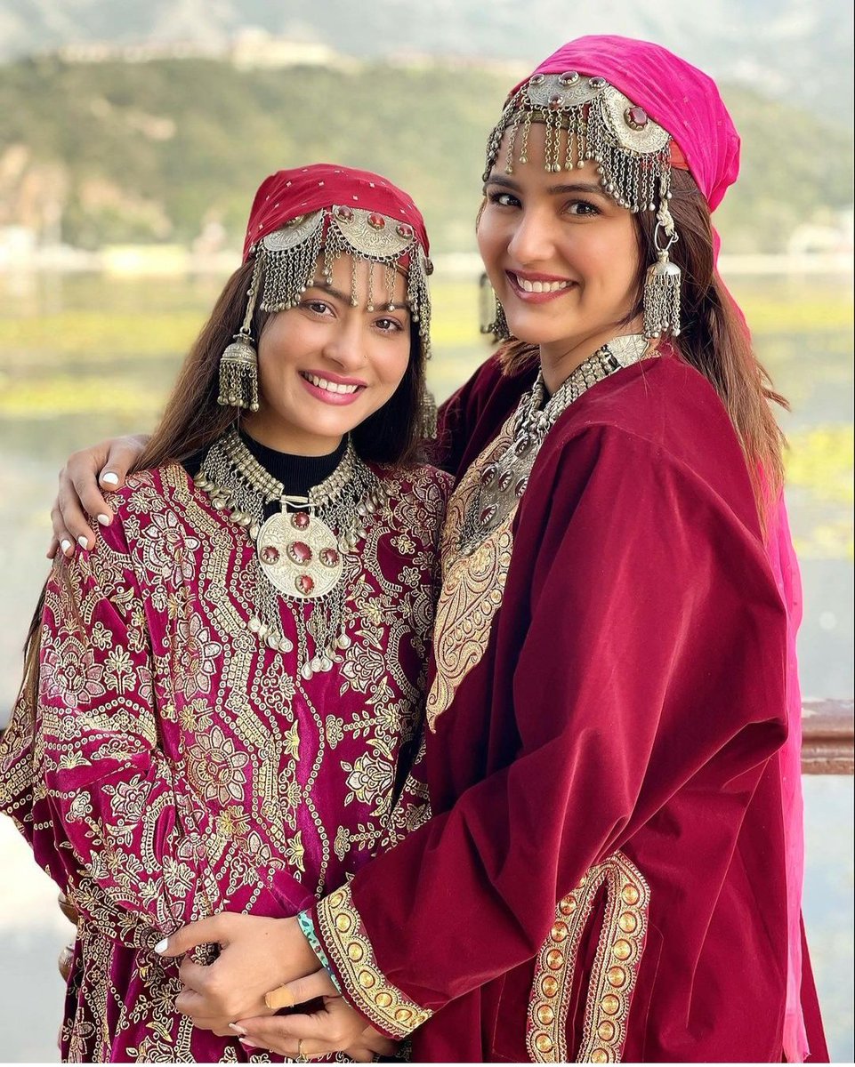 I always wanted pictures of Krishna and Jas together they  both are so positive , nice and beautiful girls 💙♥️ #JasminBhasin #KrishnaMukherjee  #Jasminians