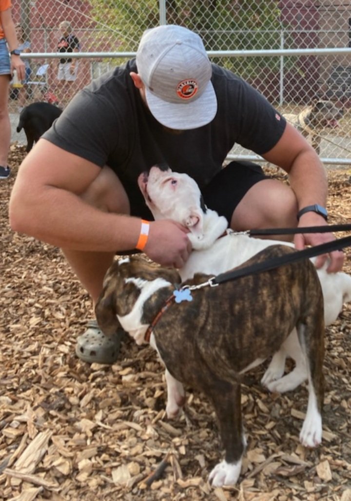 Big thanks to @MylesLGarrett for putting on the dog play date yesterday. Mojo and Vita had so much fun! 

#TapsandTails #FlashGarrett #WyattTeller #CuyahogaDogs #DoggyPlayDate2 #FCCASLove @Browns @MvpWyatt