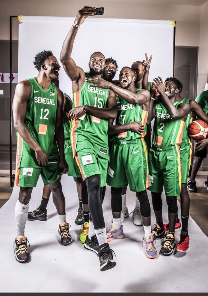 Félicitations à l’équipe nationale de Basket du Sénégal @FSBBOFFICIEL qui rejoint les demi-finales de l’Afro Basket. Allez les lions 🦁 
#Afrobasket2021 #Kigali2021 #kebetu