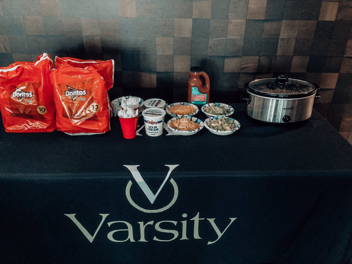 It’s WALKING TACO WEDNESDAY!!!🍽
Come swing by the leasing office to make your own walking  taco!!🌮😋
12:00pm until supplies lasts!!⏰
.
.
.
#annarbor #umich #varsity #walkingtaco