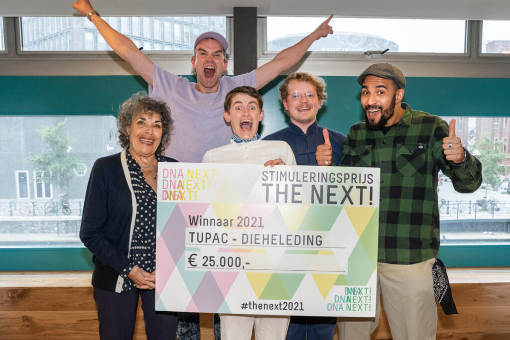 Wat een #prijzen en nominaties deze week voor makers uit onze stal. Nog eentje! De winnaar van The Next! 2021 is gisteravond bekend gemaakt! Dieheleding kreeg de #stimuleringsprijs en cheque van <a href="/DNA_TheNext/">DNA Next!</a> voor hun projectplan TUPAC. #podiumkunsten