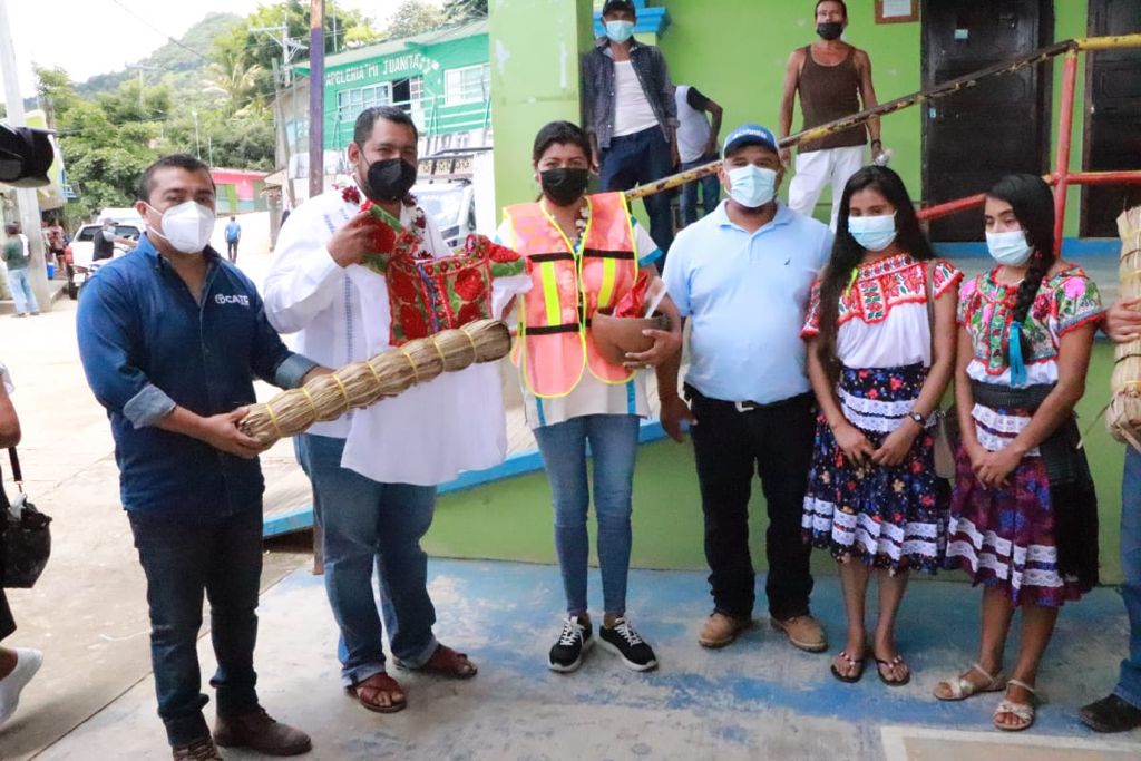 NalleOax's tweet photo. Gracias a la comunidad de Santa Lucía Teotepec y a mi amigo @BulmaroSV Pdte. Mpal. Por sus atenciones. 

En la @SEPIA_Oax cumplimos las instrucciones del Gdor. @alejandromurat de trabajar en equipo para entregar los mejores resultados, los pueblos indígenas son la prioridad. https://t.co/hye0iwqkKx