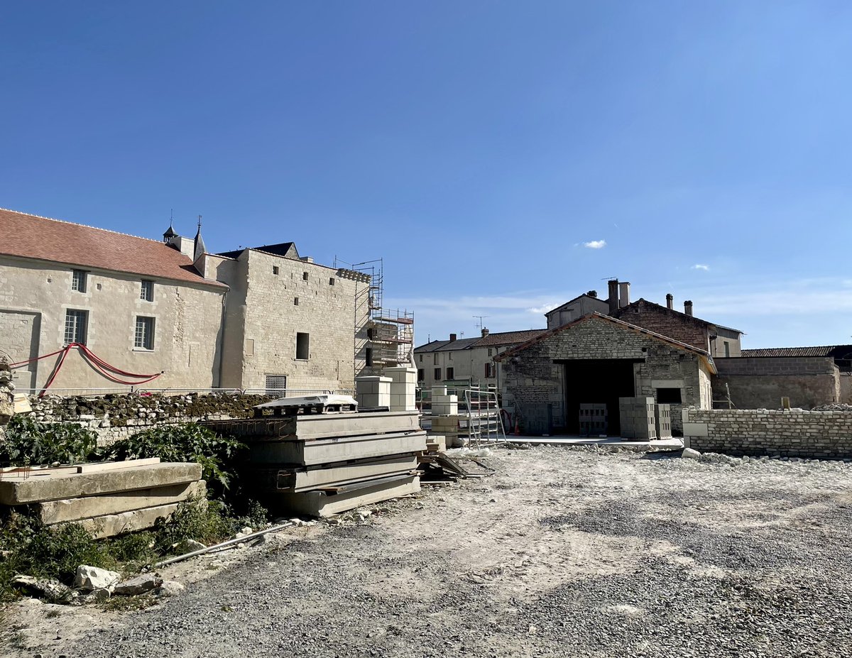 🚩Passage sur le chantier de l’Historial ce mercredi après-midi 
- la cour du château de Monts-sur-Guesnes avec la reconstruction de l’aile Nord
- la façade Ouest de l’Accueil Boutique Café et l’entrée du public 
🚩visite de chantier possible le 19 septembre #journeesdupatrimoine