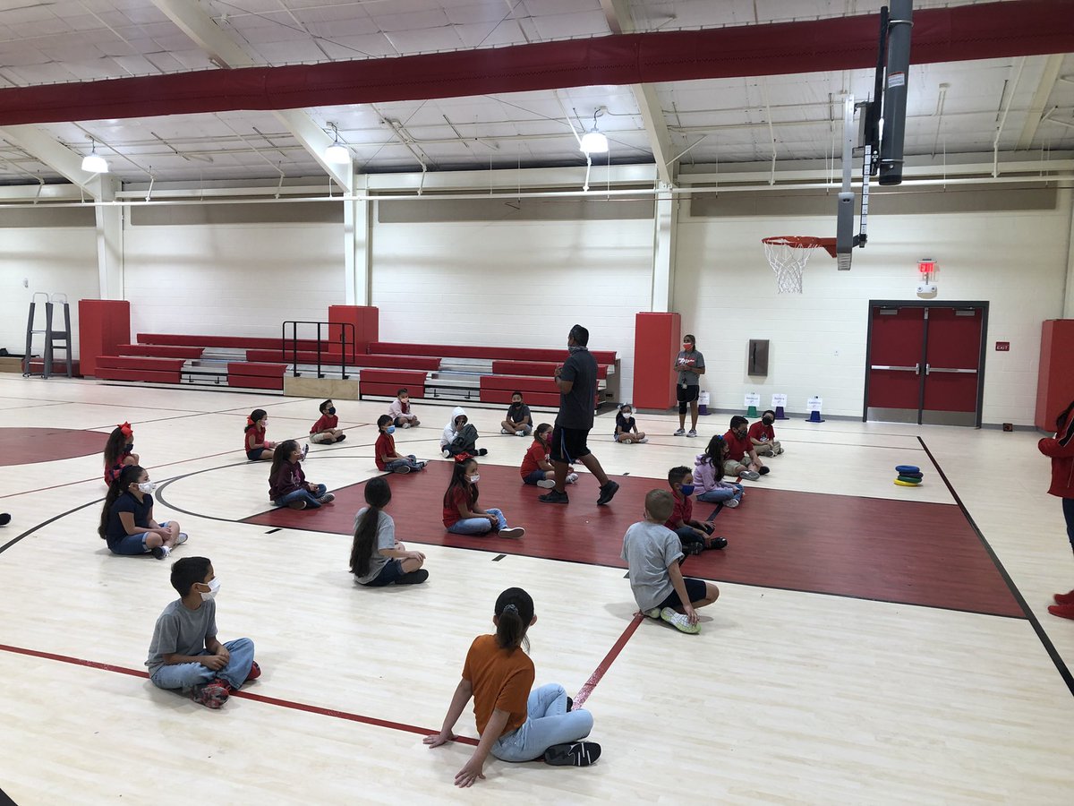 Coach Silguero &amp; staff at Noonan Elementary giving instructions before 2nd grade PE starts! Skills progression is the focus! <a href="/petethesportsg1/">Pete Garcia</a> <a href="/Kyle__Atwood/">Kyle Atwood</a> <a href="/AliceISD/">Alice ISD</a>