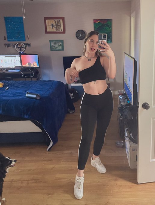 Bruh I got too many screens in this room 😂😂 https://t.co/tsFI1UXZW0