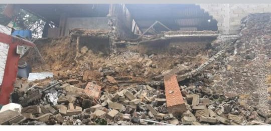 Dcyon's tweet photo. #Sos #MilagrosCaninos #PerrosAtrapados @Claudiashein @JEFEVULCANO2 @889Noticias @heraldodemexico urge ayuda para los perros atrapados bajo el derrumbe 
https://t.co/MBwUFCrumE https://t.co/ZY7U039YJJ