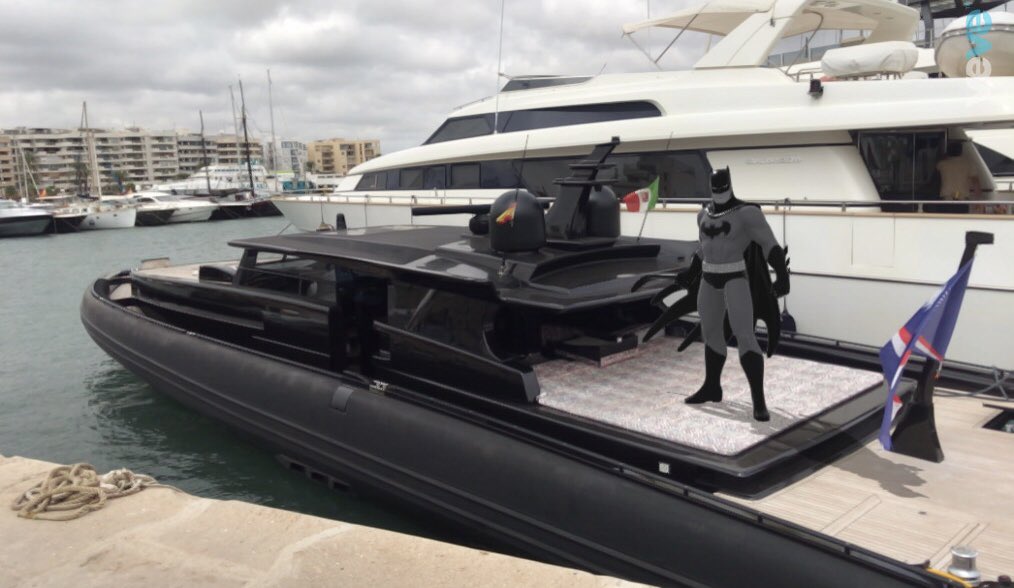 curious20221's tweet photo. #batman spotted on his #batboat in #ibiza ๐ค @veve_official ๐ฅ๐ฅ๐ค https://t.co/E4RMCH7e9D