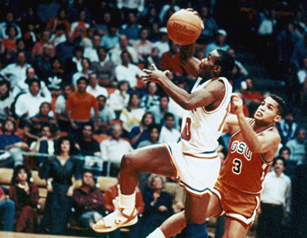 Happy Birthday to a legend: Tim Hardaway Sr. He is 55 today. 