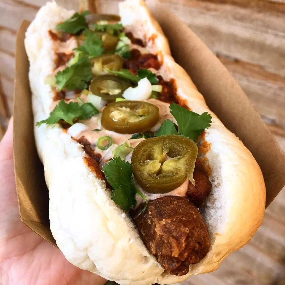 We're at <a href="/TempleQMarket/">Temple Quay Market</a> tomorrow and you can grab one of these chilli dogs between 12-2pm (hot tip: the 1st hour is always WAAAY busier than the 2nd, so come after 1pm to avoid those queues! There'll still be food left, promise!) 🥳🌭 

Look forward to seeing our TQ regulars ☺️
