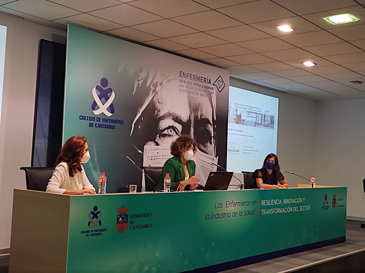 "Las enfermeras en la Industria de la Salud". Cristina Blanco y María Paz Zubieta, decana y subdirectora del Departamento de la Facultad de Enfermería de la UC respectivamente, dicen que la investigación enfermera juega en primera división y está al nivel de la de otras facultade