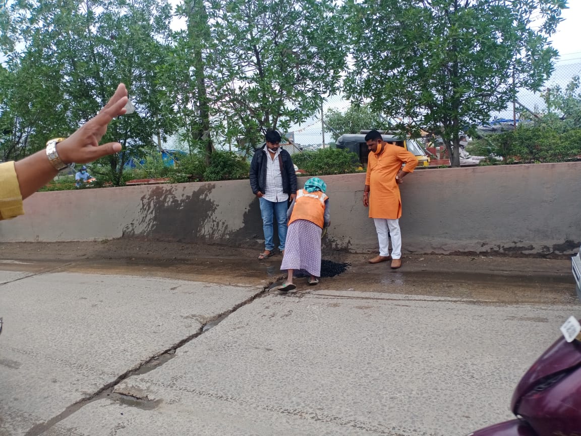 BohiniDarshan's tweet photo. People were facing problems due to pot holes on Purana pool bridge
Today issue has been solved and patch work has been done on puranapool bridge
#BJPIn62 https://t.co/5tNIeQsq7F