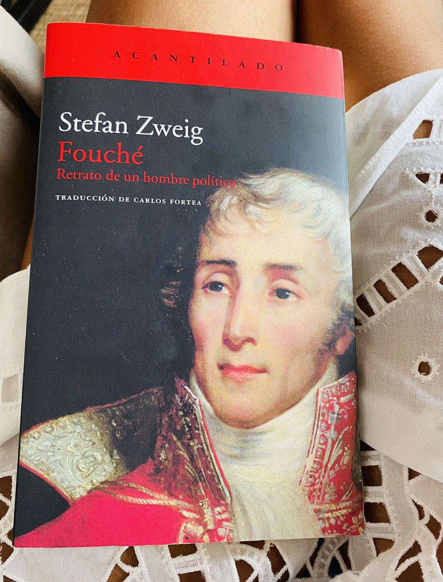 Lo tenía pendiente y este verano ha “caído”. Gracias a todos los que me lo habíais recomendado. Es brutal. Un thriller, de hecho. Y qué cierto que la historia es un juez implacable cuando decide enterrar un personaje. #fouché