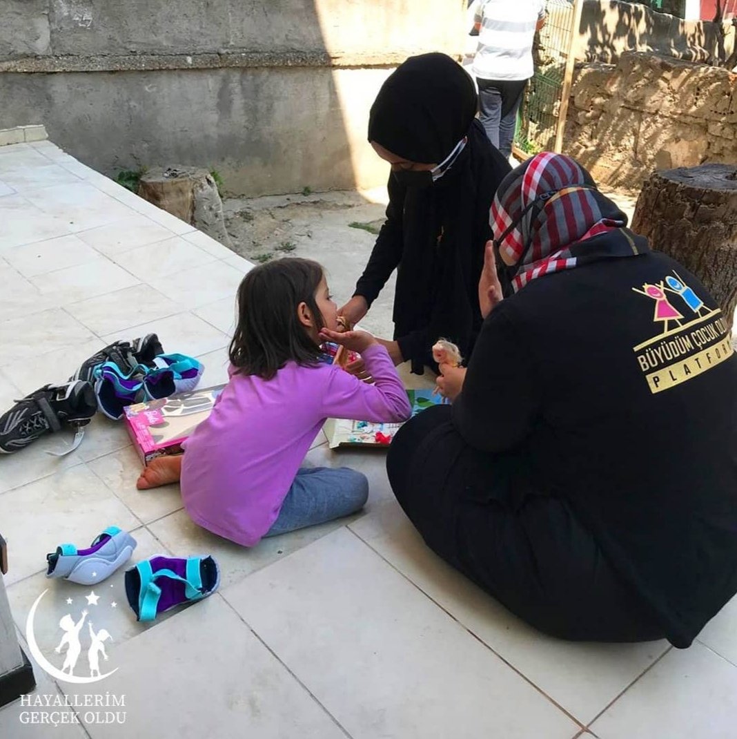 4 yaşındaki Zainam bizlerden Barbie bebek istedi. Biz de ekip arkadaşlarımızla bebeği alıp ona koştuk. Hep birlikte Zainam'ın yanına oturduk ve bebeğimizle oynadık. Ona giysiler giydirdik, keyifli sohbetler ettik. Hep mutlu ol Zainam 💖
#bihayalimizvar