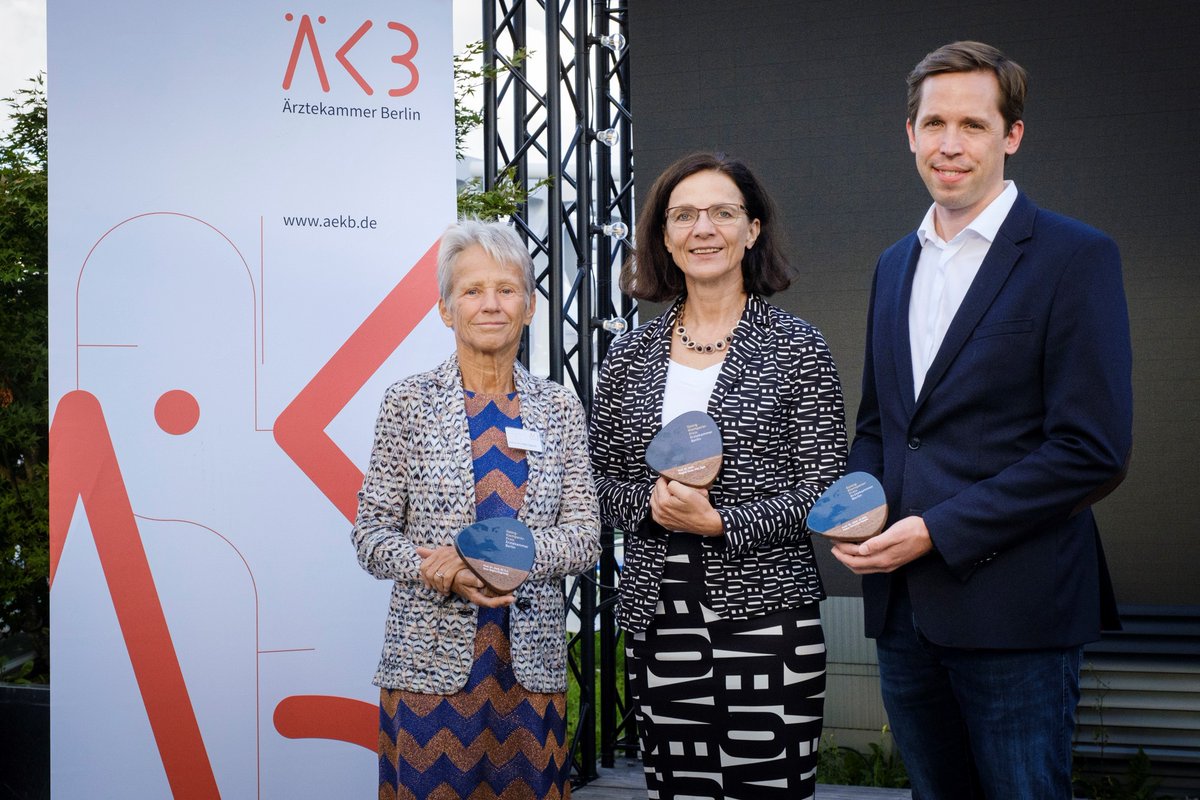 The Berlin Medical Association awarded the Georg Klemperer Prize to Regina Kunz (center), Prof Insurance Medicine at U of Basel, Vera Regitz-Zagrosek, Prof Gender Medicine and Heiner Raspe, Prof em Social Medicine (here his son) for their success in research and education. 👏👏👏