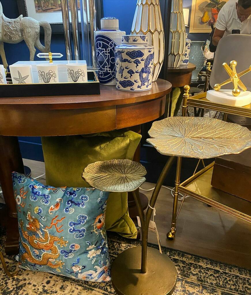 kminteriors2063's tweet image. When your side table becomes sculpture !  #sidetable #occassionaltable #drinkstable #gold #sculpture @curreyco @kminteriors2063 instagr.am/p/CTSOCJUMqY8/