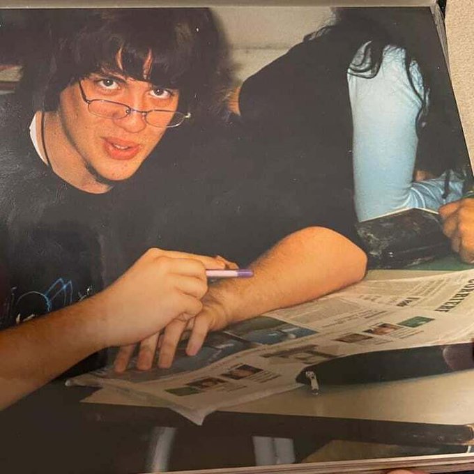 Un giovanissimo Dellimellow quando alle superiori al posto di Matematica leggeva il giornale di governo<a href="/tag/sanremo2020"class="tags"><span>#sanremo2020</span></a><a href="/tag/sanremo20"class="tags"><span>#sanremo20</span></a><a href="/tag/sanremo70"class="tags"><span>#sanremo70</span></a>
