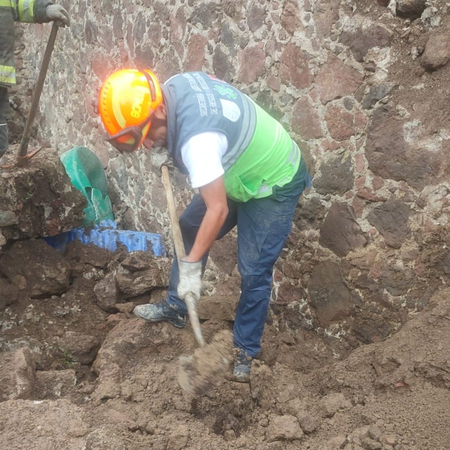 SGIRPC_CDMX's tweet photo. Continúan las labores de búsqueda de 2 perros que siguen atrapados en el talud registrado en @XochimilcoAl. Al menos 24 perros ya se encuentran a salvo. #TrabajandoJuntos https://t.co/SeX2rniAxH
