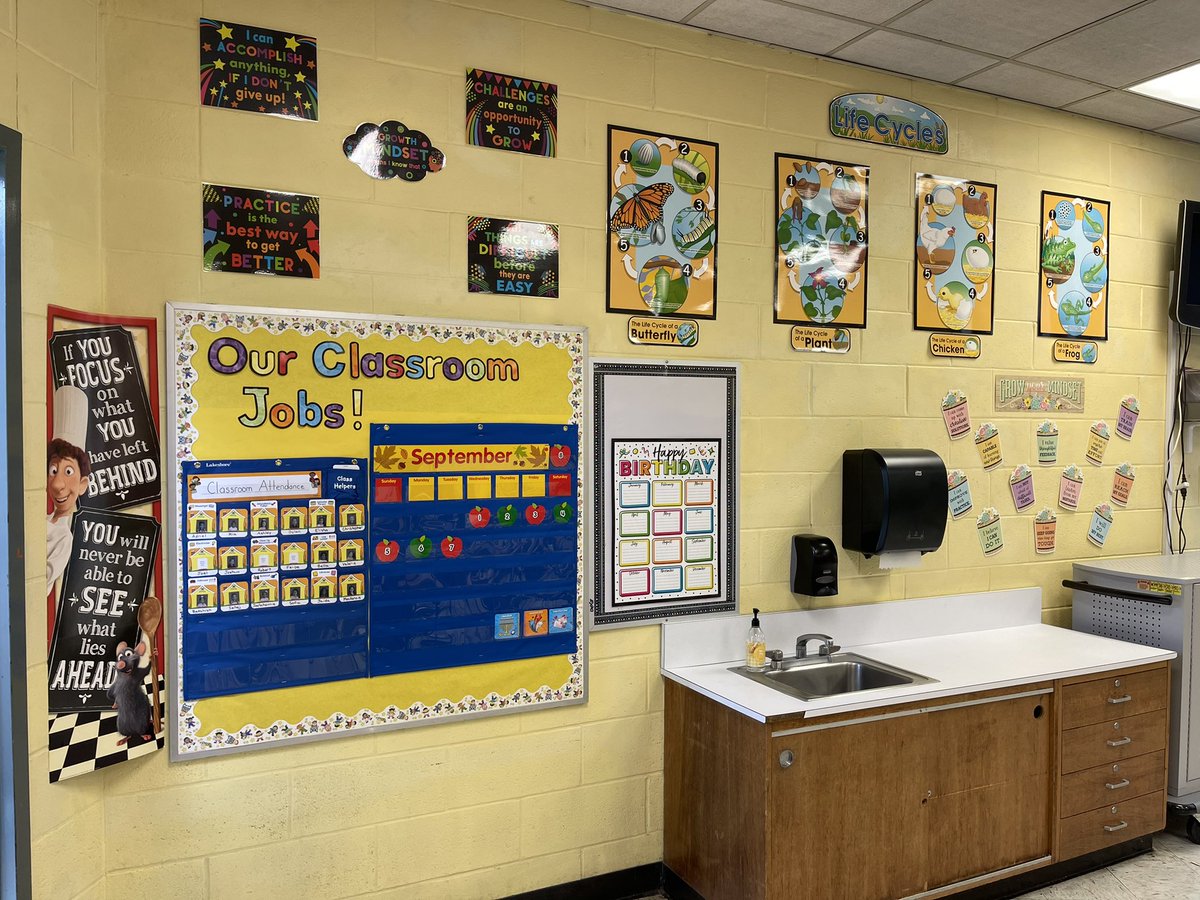MrsRoige's tweet photo. I’m super excited to begin my first year of teaching. I feel blessed and grateful to be apart of such an AMAZING school district!! I’m wishing everyone a very successful school year! 3rd grade here I come! 💛💙 https://t.co/aVcRbZWxWX