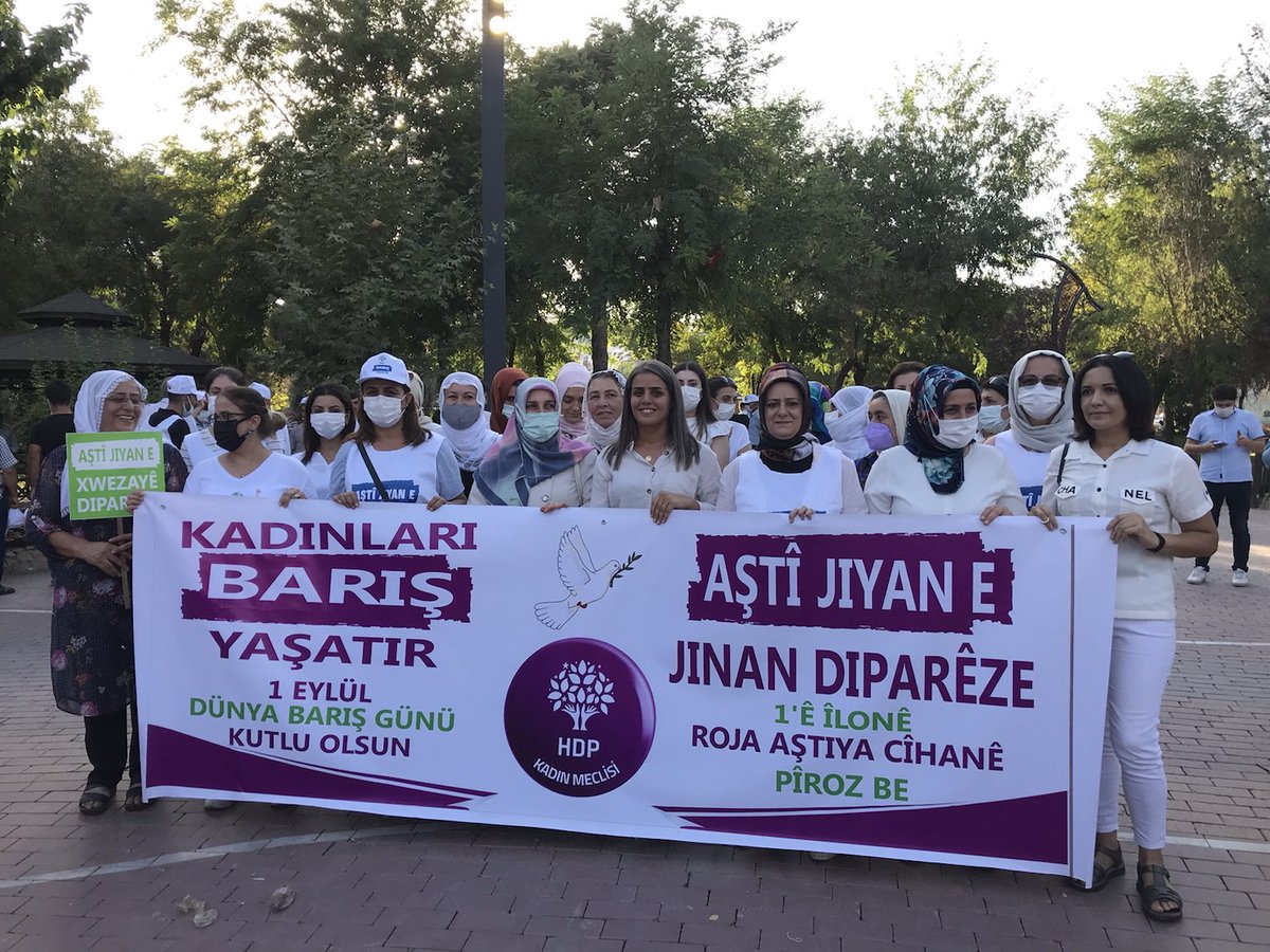 tjabatman's tweet photo. Me îro bı wesîleya 1 ê îlonê roja aştî yê ya cîhanê carekadin bangewazî kır 
Aşîtî Dide jîyandin
Aşîtî jinan di parêze,Aşîtî bingeha mirovahiyê ye heta li vê erdnigarîyê Aştî bê sazkirin em veka Jin emê her tim li ser pîya bin Bijî Aştî
Jin Jîyan Azadî
#1êİlonêRojaAştîyêYaCîhanê https://t.co/zbx62faZqb