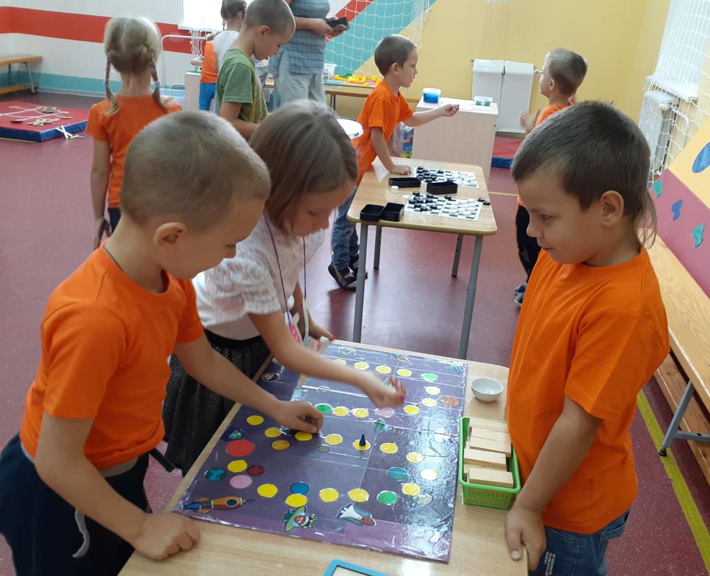 32K0b0ZnYpiFaIw's tweet photo. Если погода нам помешала посетить в День Знаний городской Детский Квартал,то дошколята и педагоги #дс7Игрушка организовали его у себя в саду.Лего,шашки, эксперименты,арт-мастерская,игры-бродилки:всё на выбор детей.А ещё возможность встретиться с друзьями!
#ОбразованиеЗаречныйЗАТО https://t.co/AQnfEElP5d