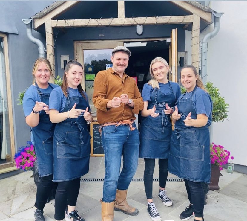 WelshWhisperer's tweet photo. Diolch am y brecwast @Blasmwy 🤠
Llenwi bol yn ystod toriad wrth ffilmio cyfres newydd ar @S4C 📸🎥🎬👨🏻 https://t.co/cU8QhbV1IR