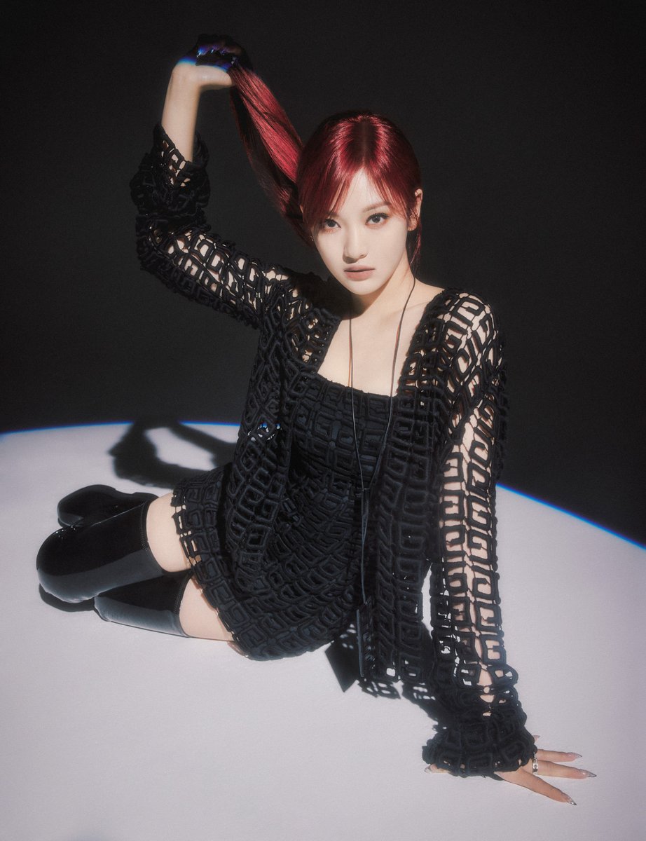 NYZBRASIL's tweet photo. {foto} 01.09.21 • Ning Ning para a Givenchy:
"ÆSPA com outfits da #givenchyfall21 design feito por Matthew M. Williams para a Glass Magazine"
#ningning #닝닝 #ningyizhuo #aespa #에스파 @aespa_official
Cr:. givenchy https://t.co/jJdKc57Wyr