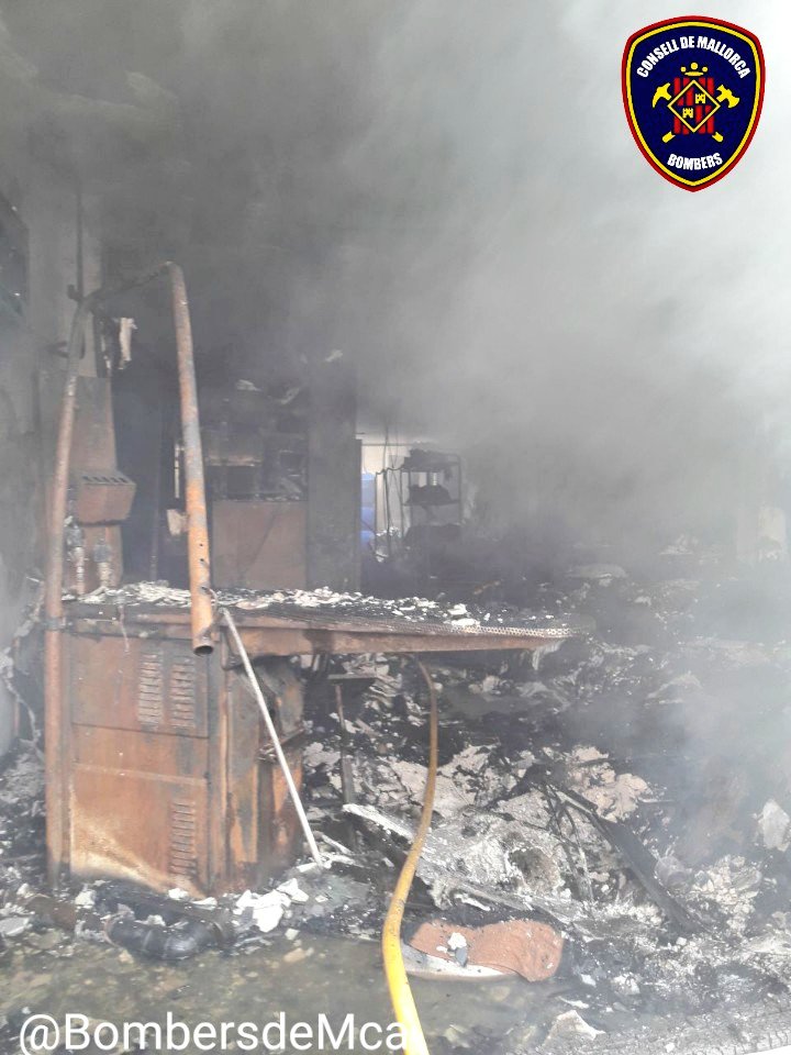 Incendi de bugaderia a Capdepera, sense ferits.
Importants danys materials.
Han intervingut 17 bombers dels parcs d'Artà, Manacor, Alcúdia i la Prefectura.