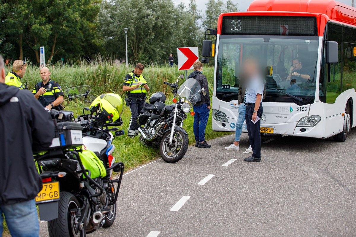 Maasland: Motorrijder gaat onderuit op de Molenweg (N486) en botst tegen een lijnbus op.