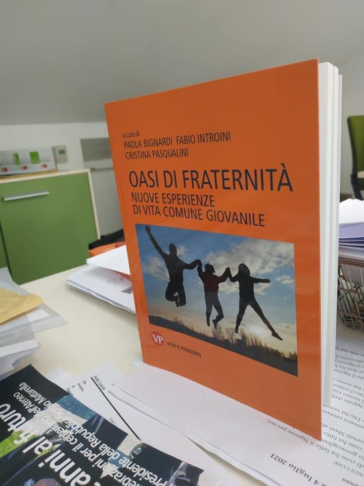 CriPasqualini's tweet image. Oasi di fraternità. Il titolo è moriniano, il contenuto è frutto del lavoro condiviso di tanti compagni di viaggio. Da oggi, in tutte le librerie.
vitaepensiero.it/scheda-libro/p… @fabiointroini @RapportoGiovani @FomMilano