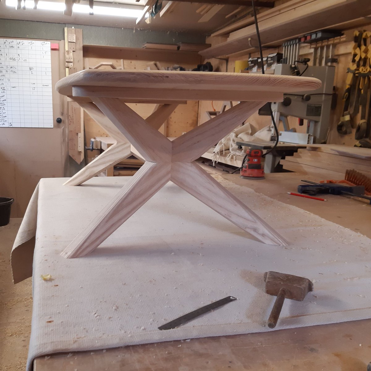 WORK IN PROGRESS
A Chantry coffee table almost over the finish line... buff.ly/2qkXTtP #charliecaffynfurniture #modernbritishfurniture #craftsmanship #coffeetable #furnituredesignermaker #bespokecoffeetable #woodwork_feature