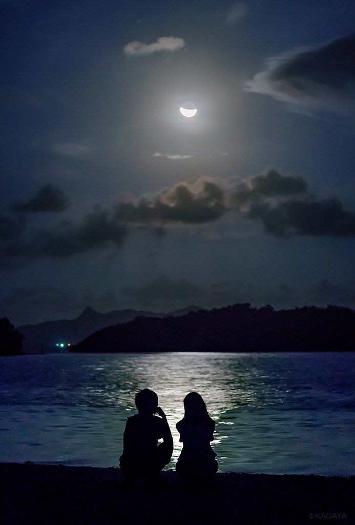 ایک دِن وہ مُجھ سے کہنے لگا کہ
جُو مُحبت تھکا دے
اُسے چھوڑ دینا چاہیے
 میں نے سُنا تو
 ایک افسردہ سی ہنسی 
میرے ہونٹوں کو چھو گئئ
اُور میں نے دھیرے سے سرگوشی کی 
   کہ مُحبت نہیں تھکاتی
 جس کو چاہا جائے
اُس کی بے رُخی اُور
 بےحسی تھکاتی ہے۔...🖤🥀

#sʜᴀғɪᴀ
#اپنی_زبان_اردو