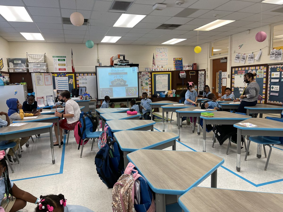 RLAehernandez's tweet photo. Mitchell teachers implementing a co-teaching model! Way to go Mrs. Guzmán and Mrs. Malott! @wnyfrac @LAMitchellFW #MitchellStrong https://t.co/4ieQkMl2H2