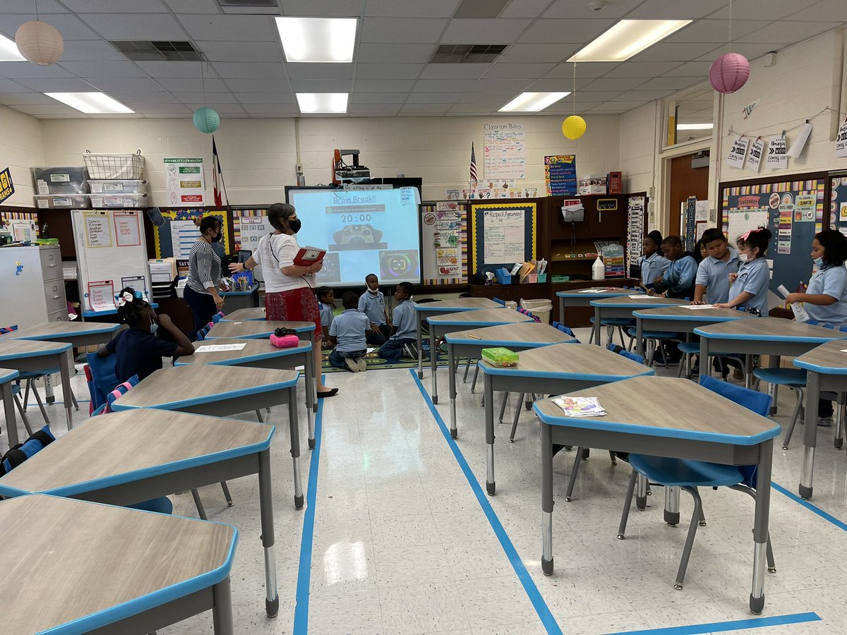 RLAehernandez's tweet photo. Mitchell teachers implementing a co-teaching model! Way to go Mrs. Guzmán and Mrs. Malott! @wnyfrac @LAMitchellFW #MitchellStrong https://t.co/4ieQkMl2H2