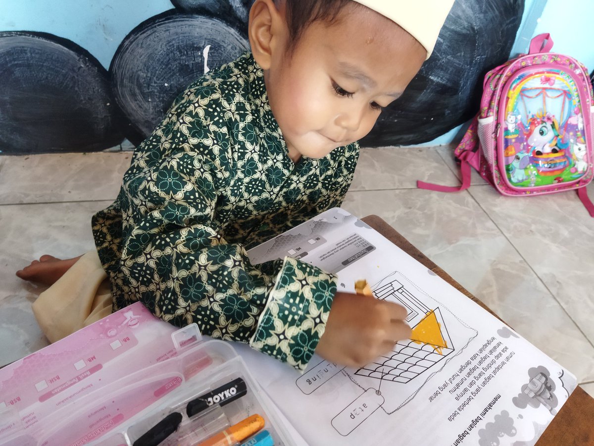 nuhi04's tweet photo. Supaya bisa survive kamu harus rajin nak. Karena dunia udah semakin gila https://t.co/Dv1MRqYKFY