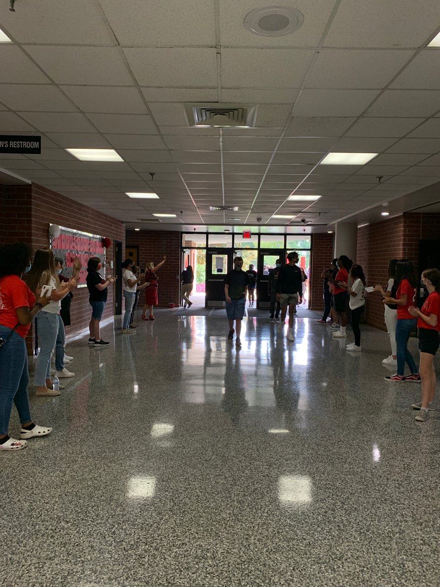 salem_nhs's tweet photo. Welcome to Salem class of 2025! 🖤❤️🖤 Thank you to all the NHS members who came out to help set up and tour during freshmen orientation! https://t.co/Ih1j8xWS4R